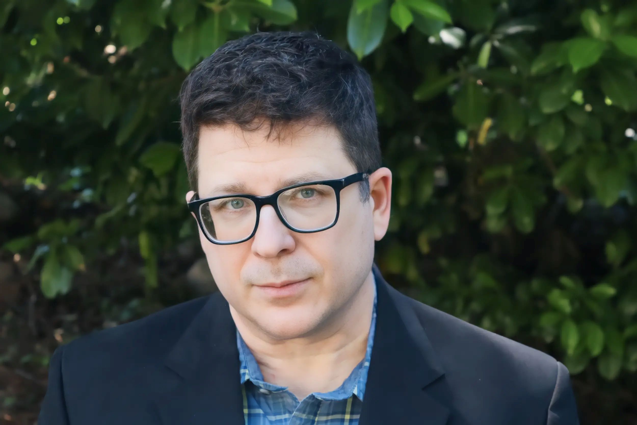 Headshot of Mike Caulfield posing in front of a tree.